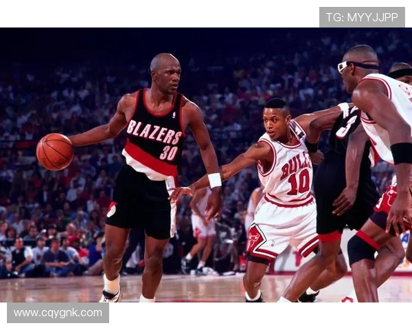 篮网队宣布签约后卫特里罗伯茨与前锋特雷斯科特共同增强阵容实力